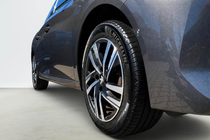 Grå Peugeot 208 fra 2021
