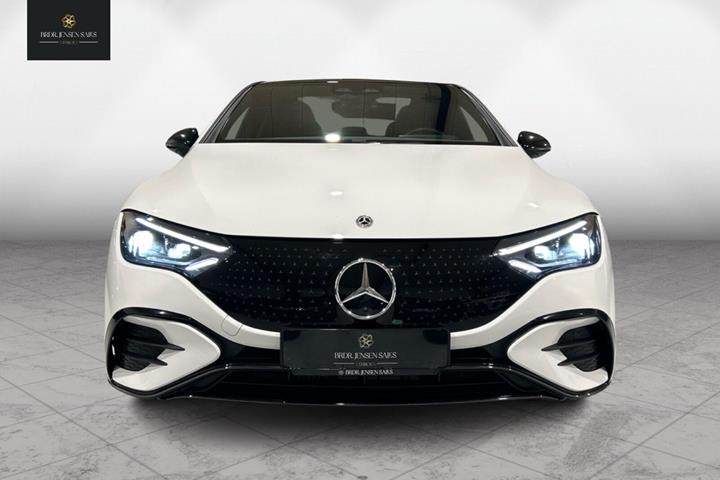 Hvid Mercedes EQE 300 fra 2023 set udefra