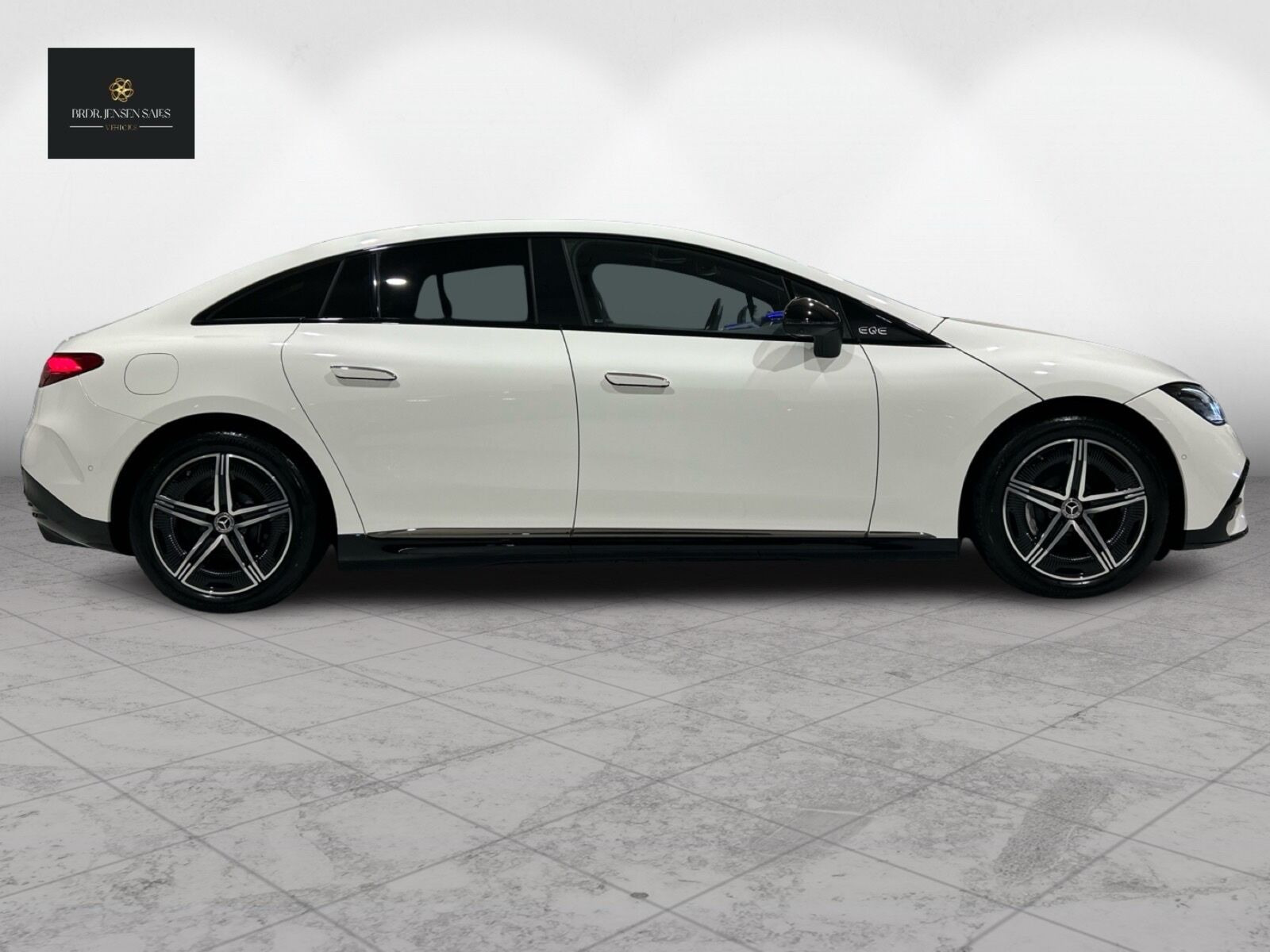 Hvid Mercedes EQE 300 fra 2023
