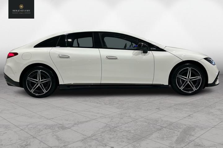 Hvid Mercedes EQE 300 fra 2023