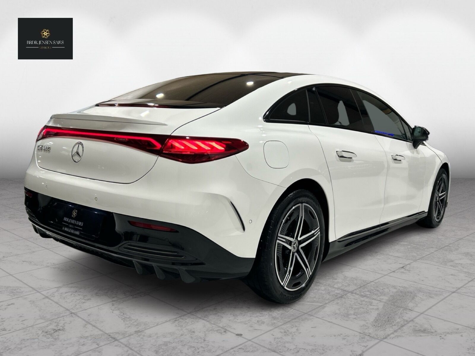 Hvid Mercedes EQE 300 fra 2023