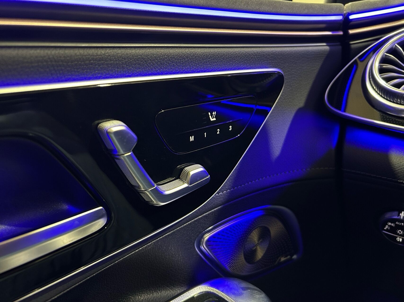 Hvid Mercedes EQE 300 fra 2023