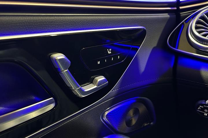 Hvid Mercedes EQE 300 fra 2023