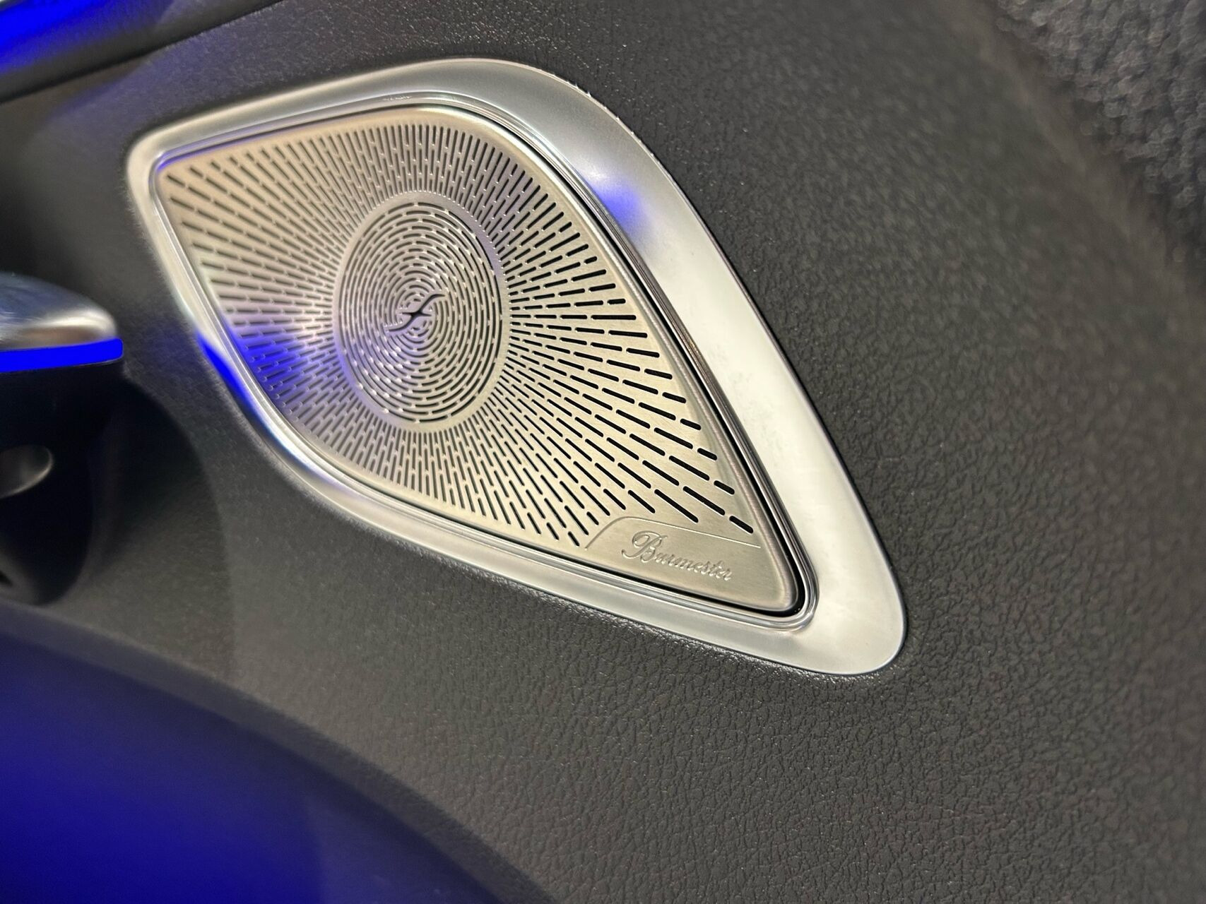 Hvid Mercedes EQE 300 fra 2023