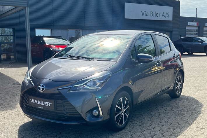 Grå Toyota Yaris fra 2019 set udefra