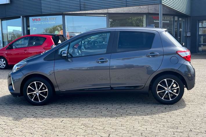 Grå Toyota Yaris fra 2019