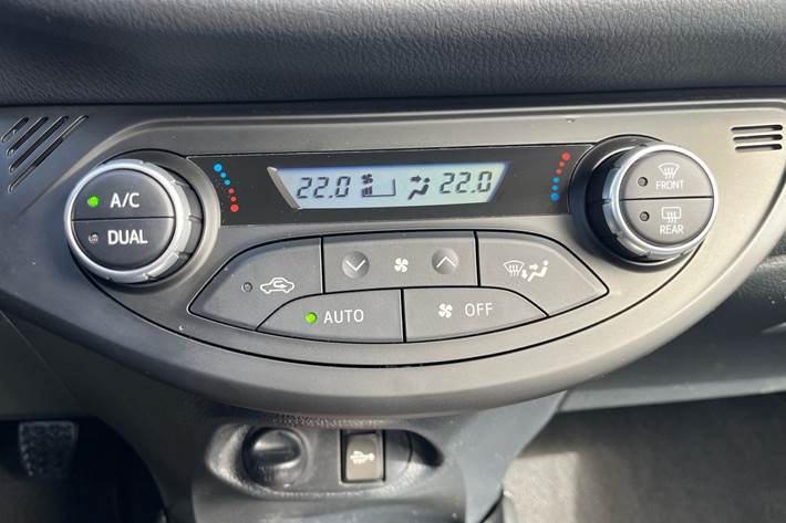 Grå Toyota Yaris fra 2019