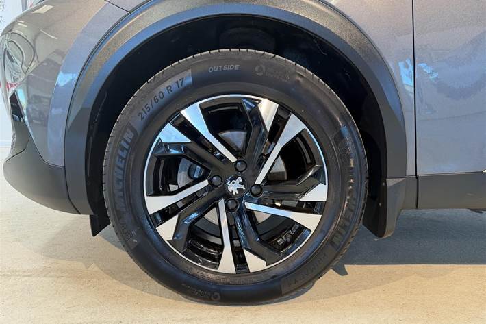 Grå Peugeot 2008 fra 2021
