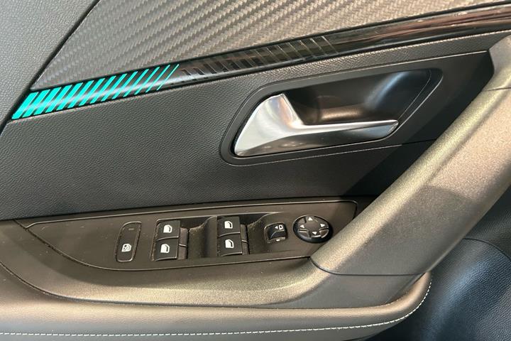 Hvid Peugeot 2008 fra 2022
