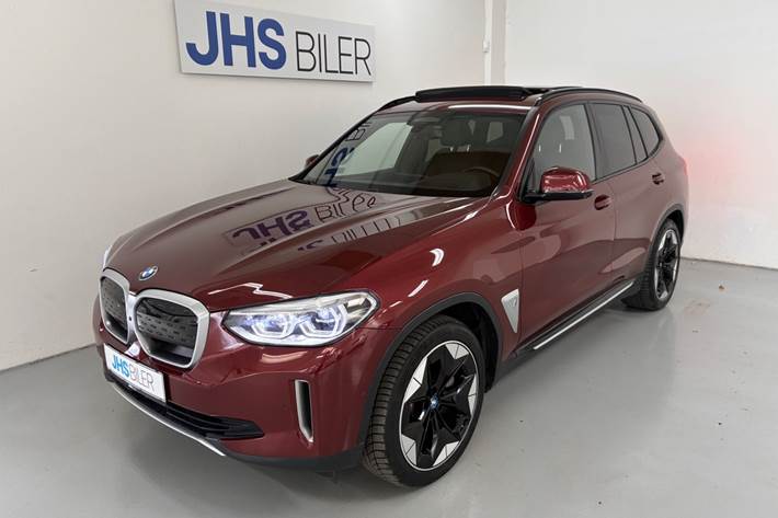 Rød BMW iX3 fra 2020 set udefra