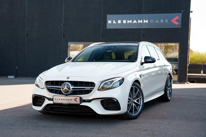 Hvid Mercedes E63 fra 2018 set udefra