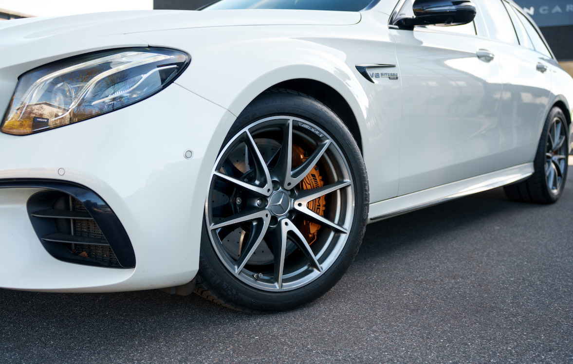 Hvid Mercedes E63 fra 2018