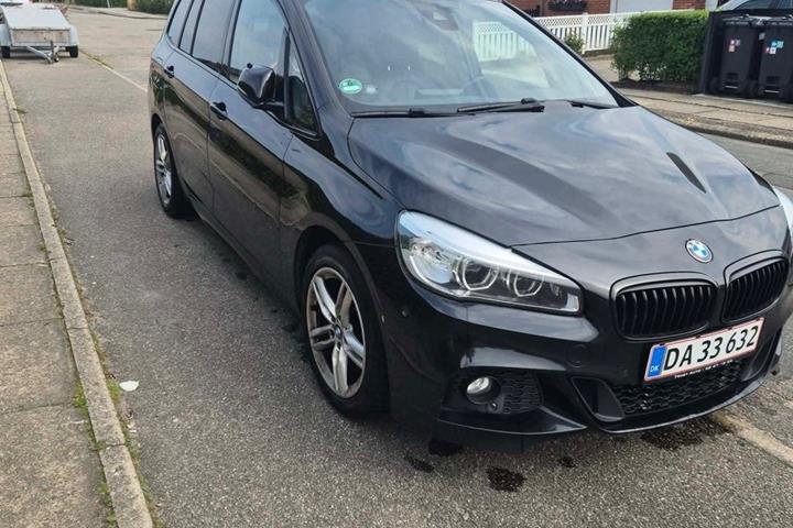 Sort BMW 220i fra 2016 set udefra