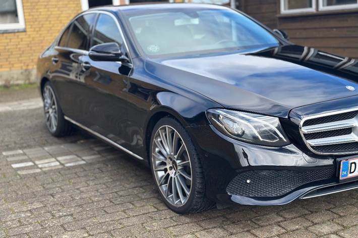 Sort Mercedes E220 d fra 2017