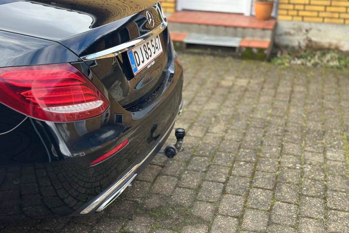 Sort Mercedes E220 d fra 2017