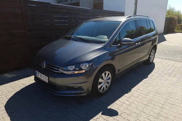 Grå VW Touran fra 2018