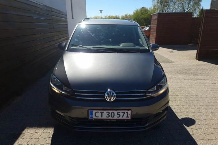 Grå VW Touran fra 2018