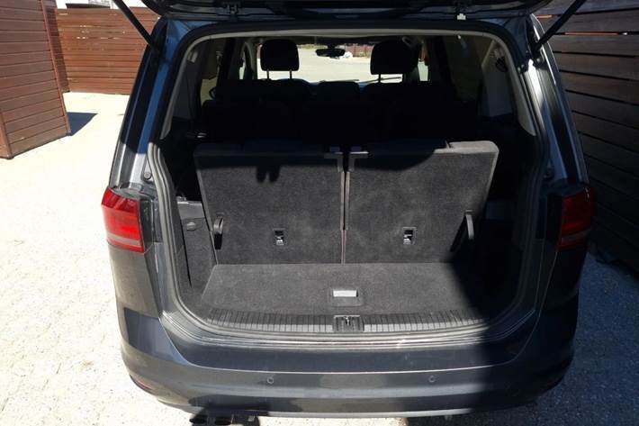 Grå VW Touran fra 2018