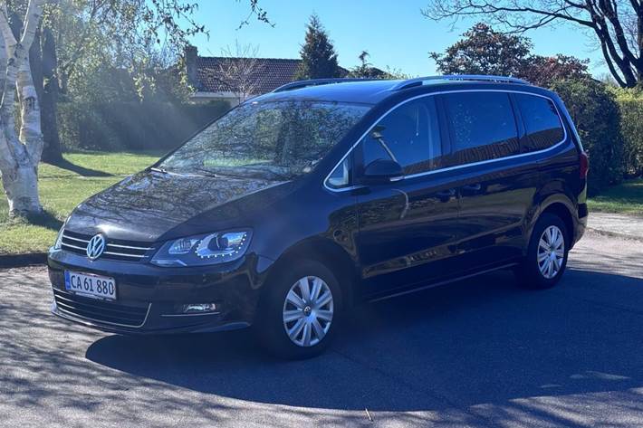 Sort VW Sharan fra 2014