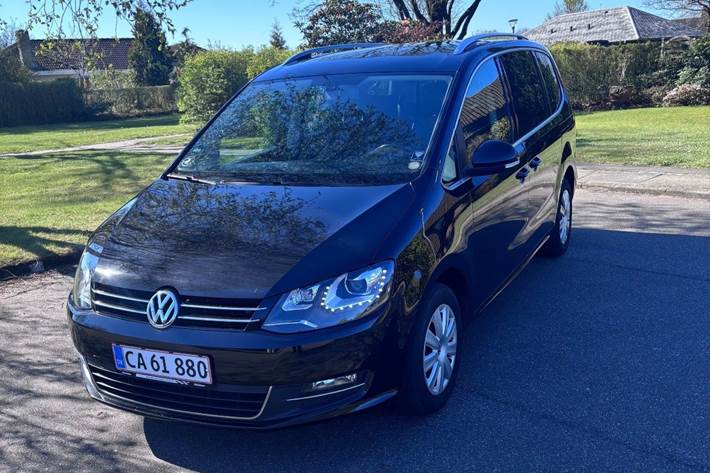 Sort VW Sharan fra 2014