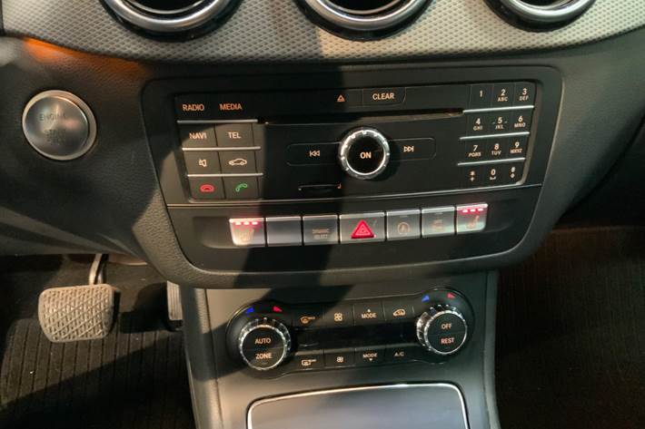 Sølv Mercedes B200 fra 2018