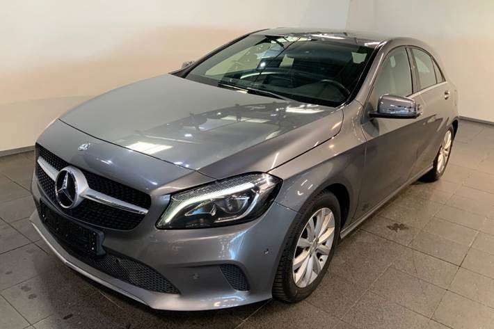 Grå Mercedes A200 d fra 2016 set udefra