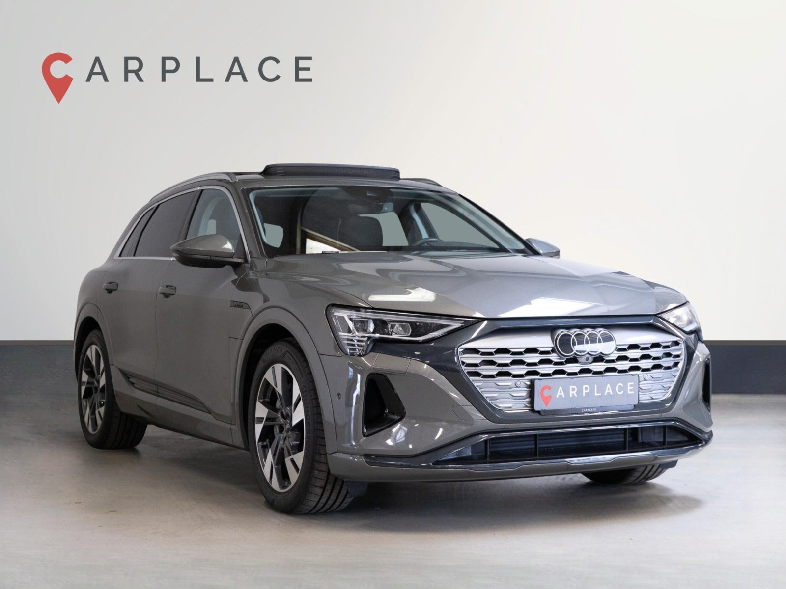 Grå Audi Q8 e-tron fra 2023