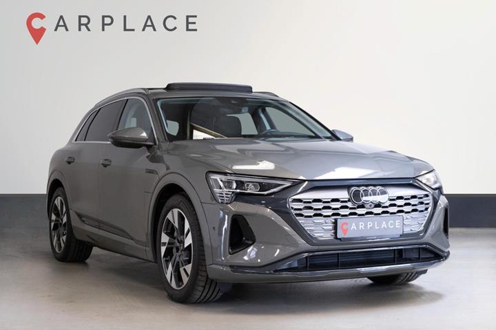 Grå Audi Q8 e-tron fra 2023