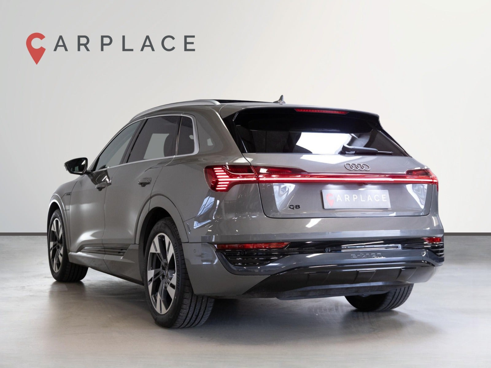 Grå Audi Q8 e-tron fra 2023