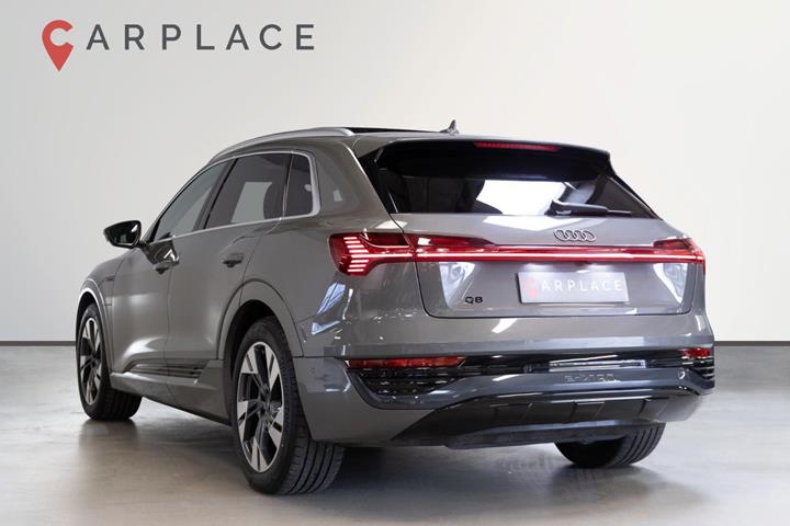 Grå Audi Q8 e-tron fra 2023