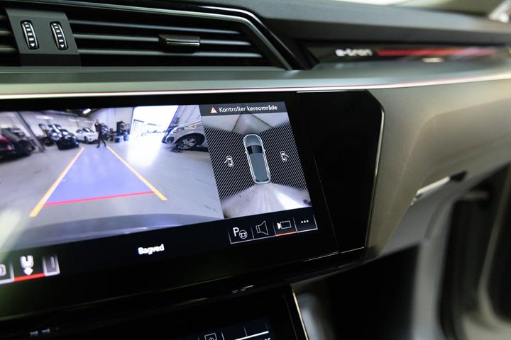 Grå Audi Q8 e-tron fra 2023