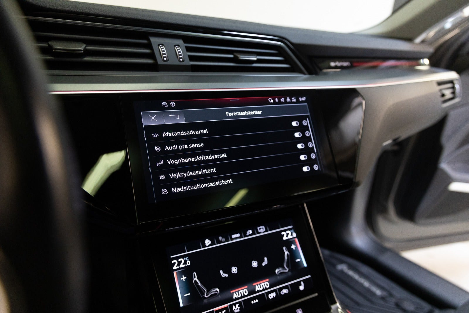 Grå Audi Q8 e-tron fra 2023
