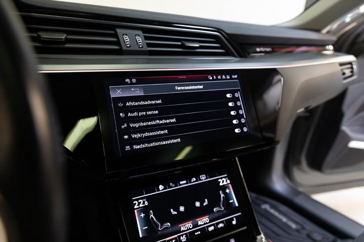 Grå Audi Q8 e-tron fra 2023