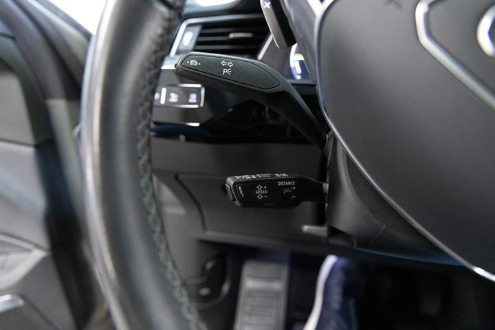 Grå Audi Q8 e-tron fra 2023