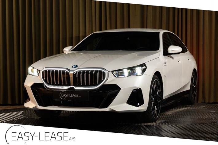 Hvid BMW 530e fra 2023 set udefra