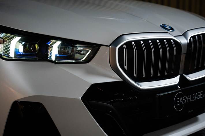 Hvid BMW 530e fra 2023