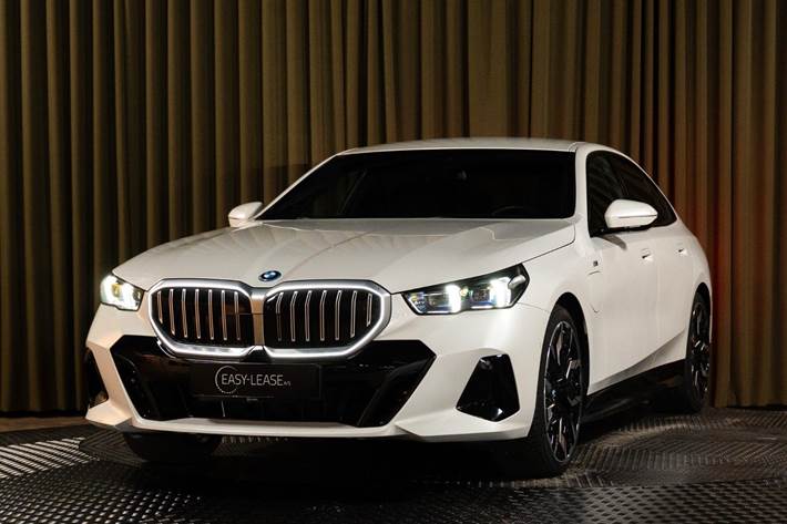 Hvid BMW 530e fra 2023