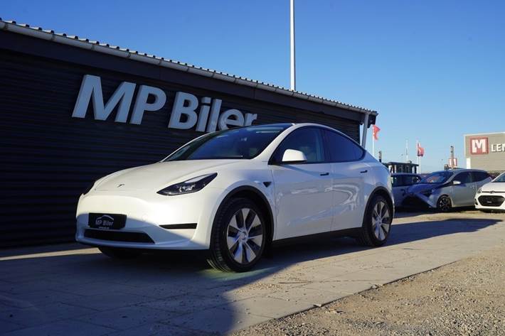 Hvid Tesla Model Y fra 2024