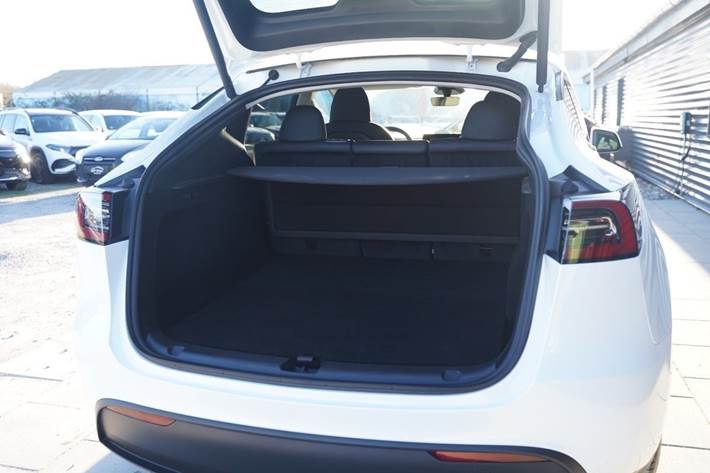 Hvid Tesla Model Y fra 2024