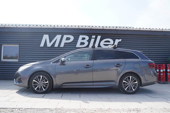 Grå Toyota Avensis fra 2016