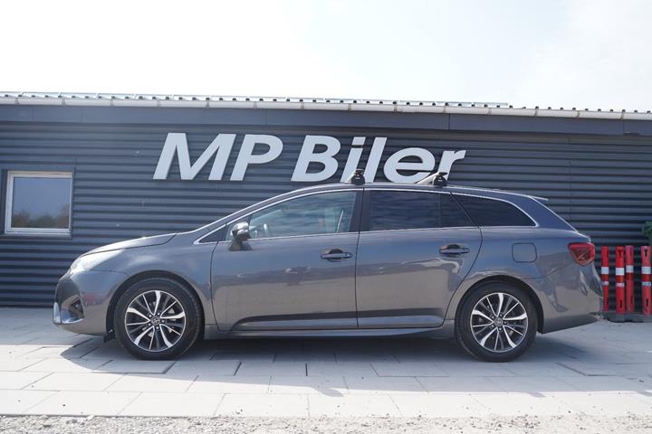 Grå Toyota Avensis fra 2016