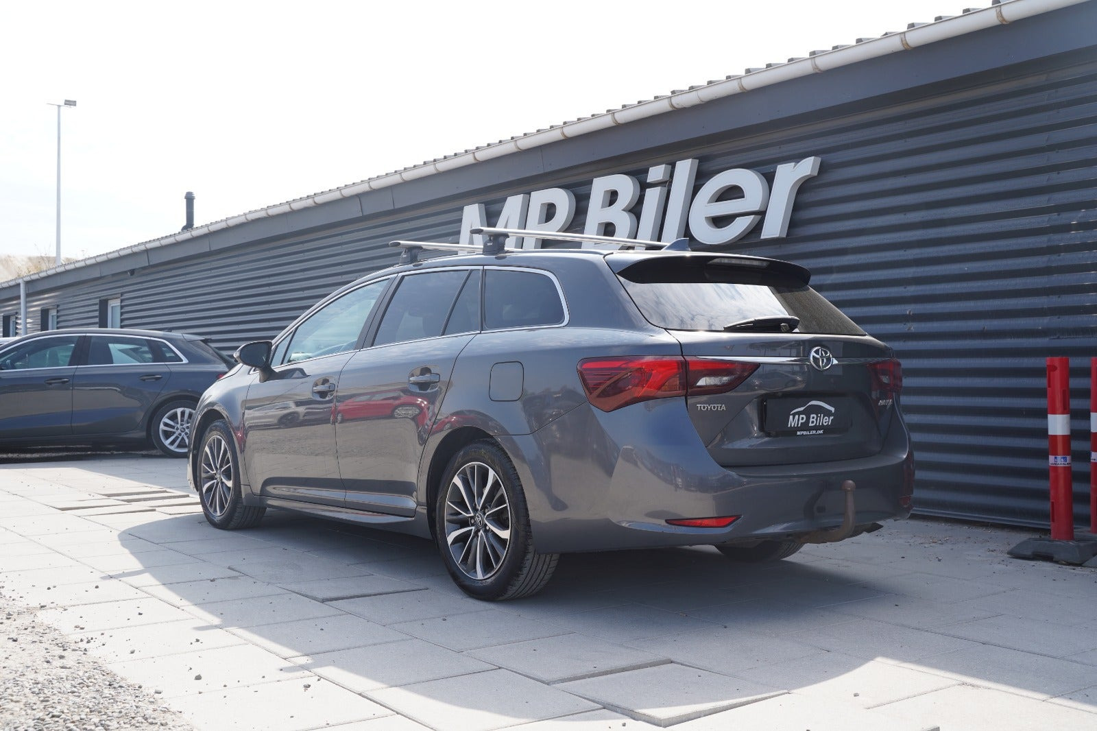 Grå Toyota Avensis fra 2016