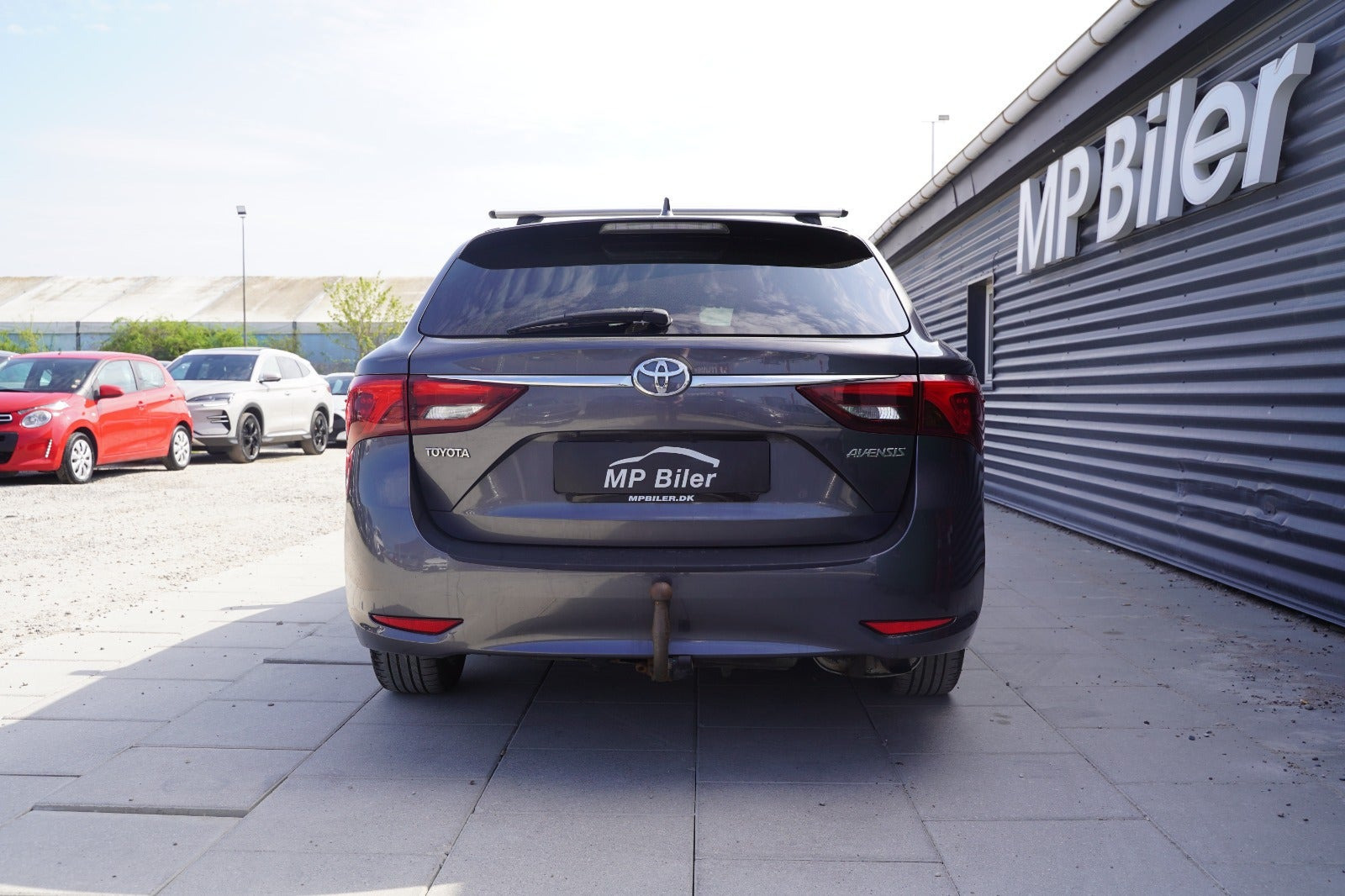 Grå Toyota Avensis fra 2016