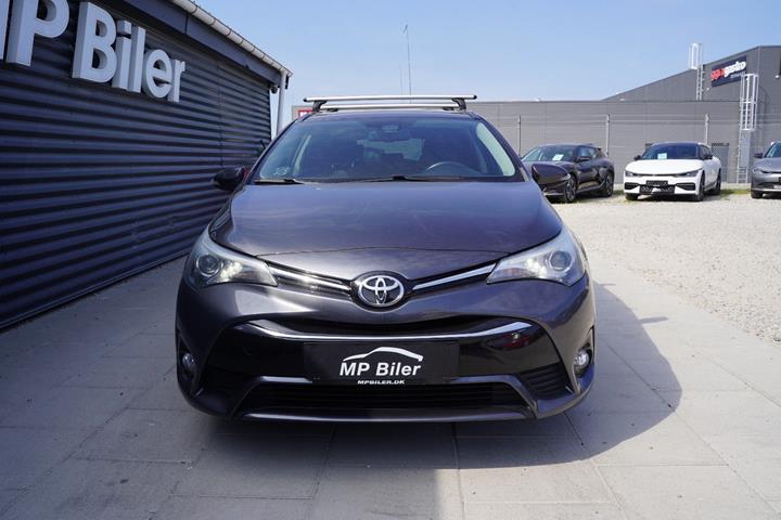 Grå Toyota Avensis fra 2016