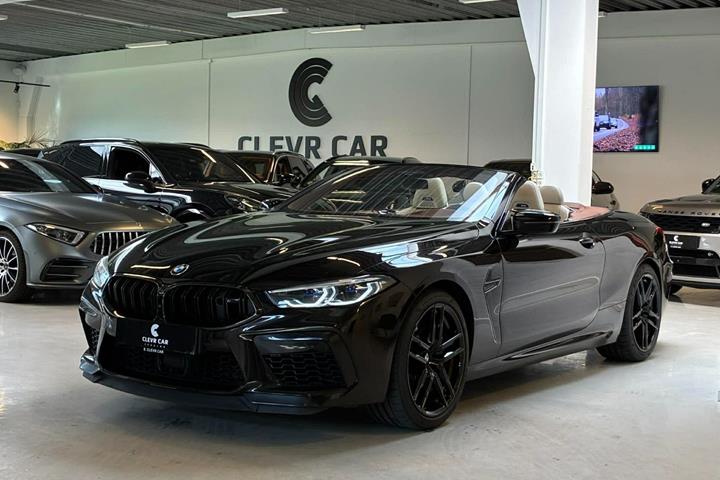 Sort BMW M8 fra 2021 set udefra