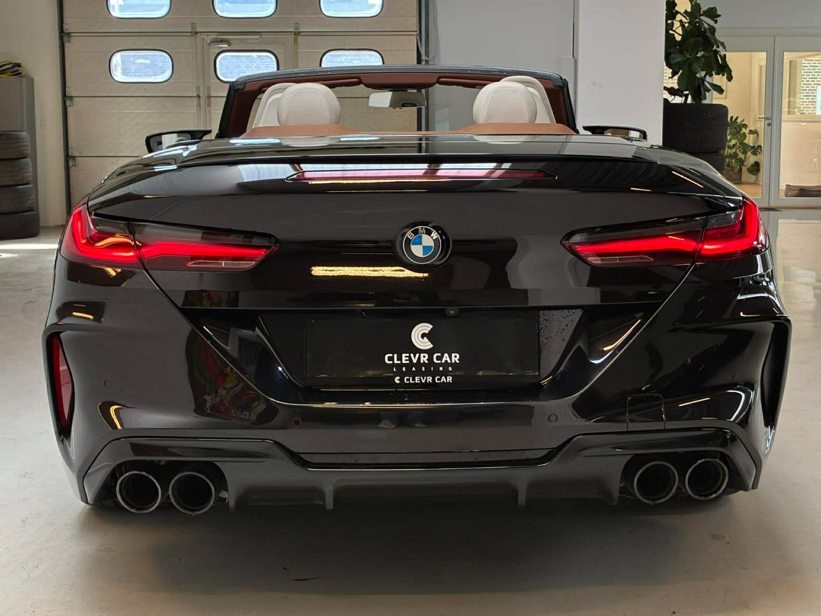 Sort BMW M8 fra 2021 set udefra