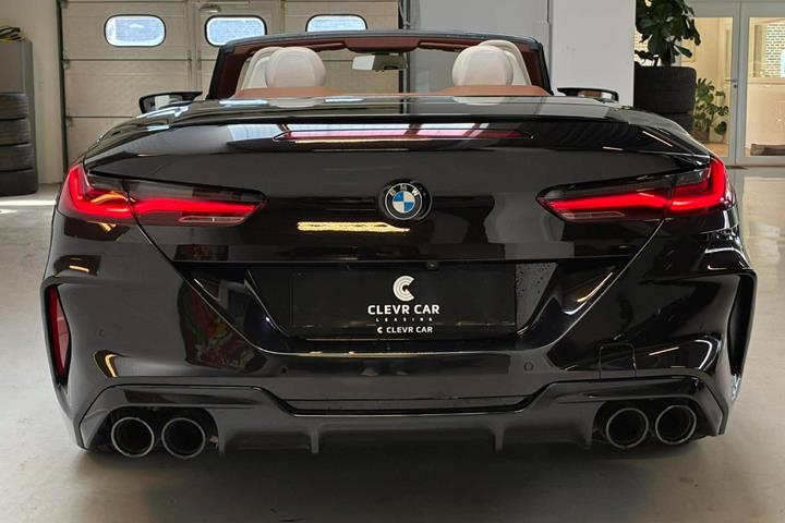 Sort BMW M8 fra 2021 set udefra