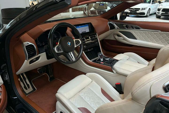 Sort BMW M8 fra 2021 set indefra