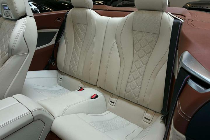 Sort BMW M8 fra 2021 set indefra