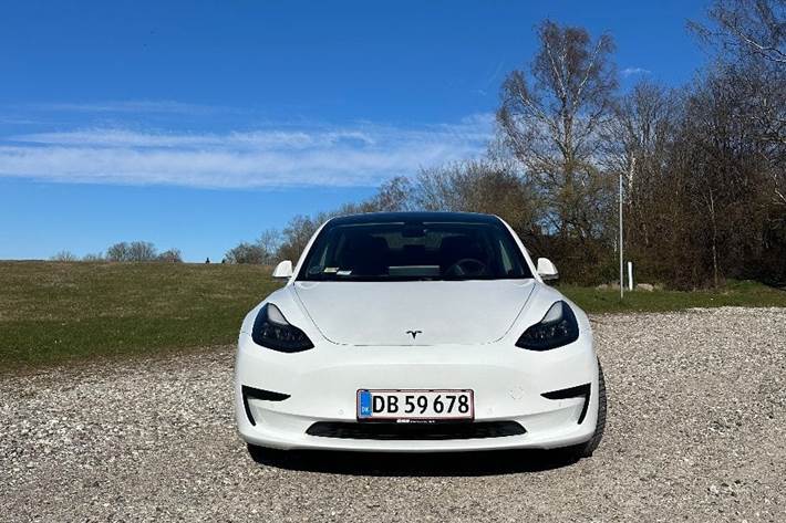 Hvid Tesla Model 3 fra 2021